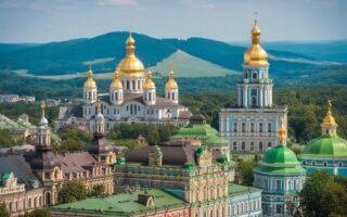 Vista de pontos turísticos da Ucrânia incluindo a Catedral de Santa Sofia em Kyiv, o centro histórico colorido de Lviv e as Montanhas dos Cárpatos ao fundo.