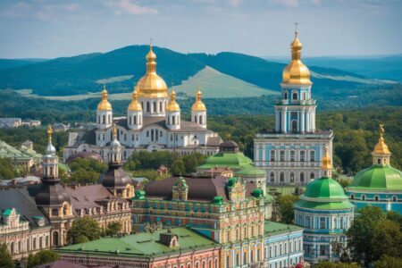 Vista de pontos turísticos da Ucrânia incluindo a Catedral de Santa Sofia em Kyiv, o centro histórico colorido de Lviv e as Montanhas dos Cárpatos ao fundo.