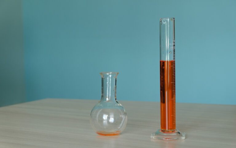 O que é e para que serve uma bureta de vidro graduada