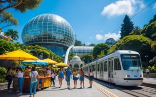 Pessoas visitando pontos turísticos famosos de Curitiba, incluindo o Museu Oscar Niemeyer e o Jardim Botânico, em um dia ensolarado.