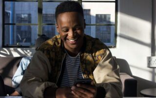 Conheça como a confiança no Brasil está migrando das marcas para pessoas, influenciadores e contatos próximos nas decisões do dia a dia.