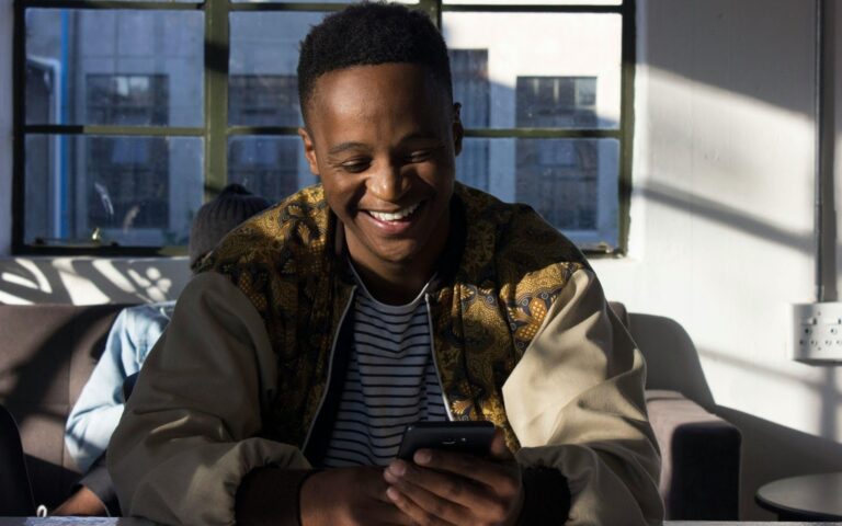 Conheça como a confiança no Brasil está migrando das marcas para pessoas, influenciadores e contatos próximos nas decisões do dia a dia.