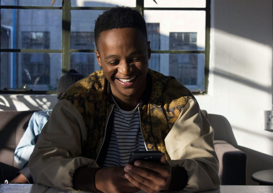 Conheça como a confiança no Brasil está migrando das marcas para pessoas, influenciadores e contatos próximos nas decisões do dia a dia.