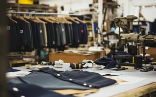 Como uma fábrica de uniformes profissionais garante padronização e durabilidade