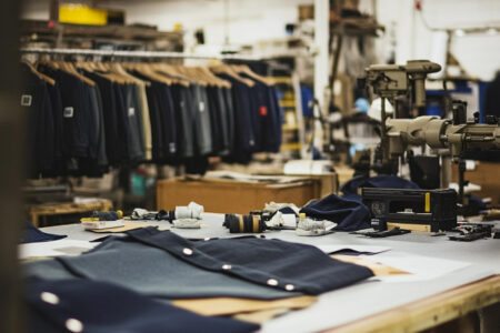 Como uma fábrica de uniformes profissionais garante padronização e durabilidade