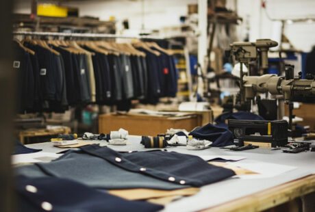 Como uma fábrica de uniformes profissionais garante padronização e durabilidade