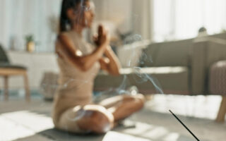 Como fazer limpeza energética em casa: métodos simples para renovar o ambiente