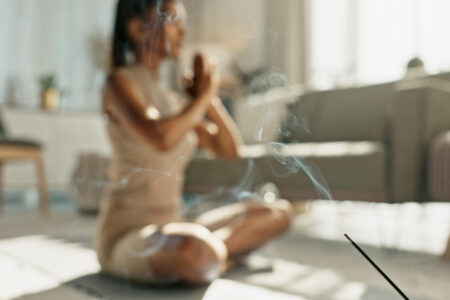 Como fazer limpeza energética em casa: métodos simples para renovar o ambiente