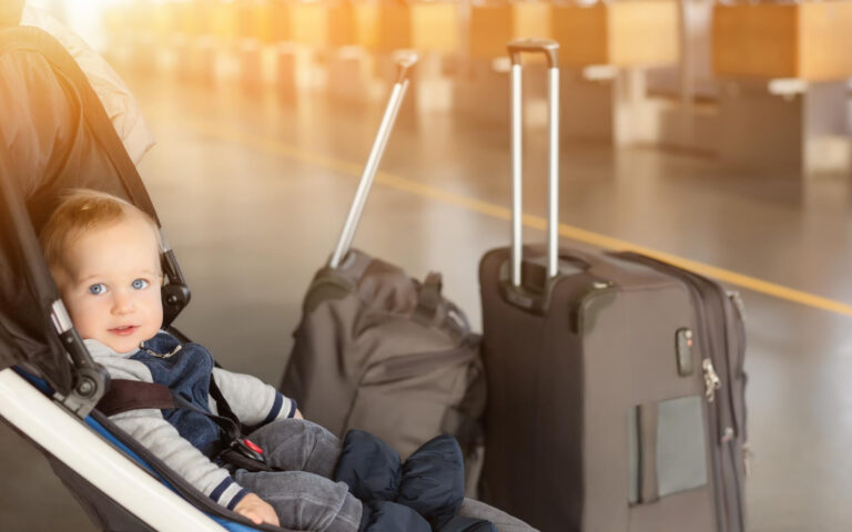 Pode levar carrinho de bebê no avião? Regras, taxas e dicas para viajar tranquilo