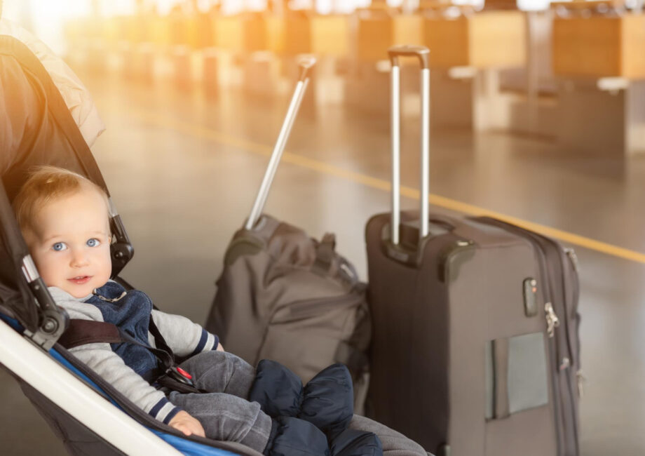 Pode levar carrinho de bebê no avião? Regras, taxas e dicas para viajar tranquilo