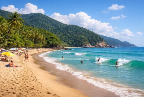 Praia de Maresias com areia dourada, ondas do mar, pessoas surfando e caminhando, vegetação tropical e céu azul com poucas nuvens.