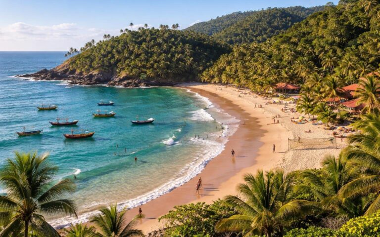 Praia de Itacaré com areia branca, águas claras, coqueiros e pessoas praticando surfe e outras atividades ao ar livre.