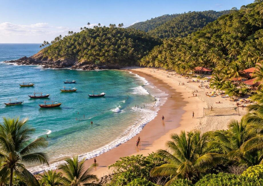 Praia de Itacaré com areia branca, águas claras, coqueiros e pessoas praticando surfe e outras atividades ao ar livre.