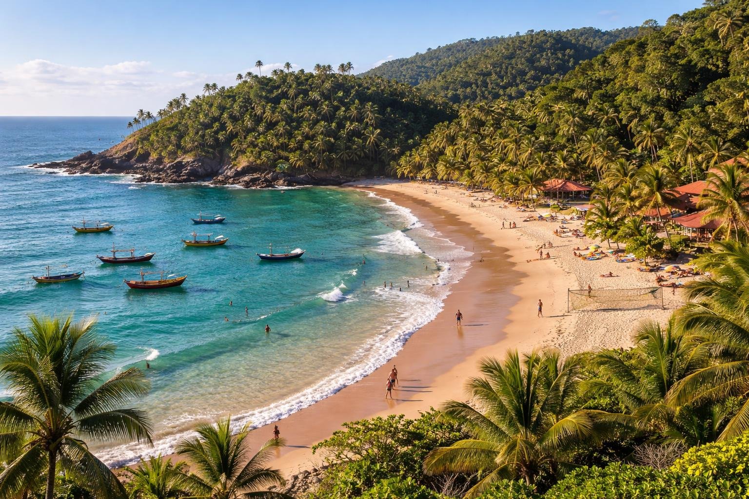 Praia de Itacaré com areia branca, águas claras, coqueiros e pessoas praticando surfe e outras atividades ao ar livre.